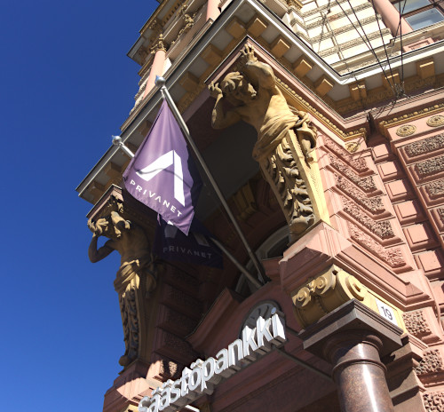 Rakennuksen julkisivun elementtiä kannatteleva groteski