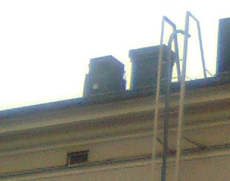 Muovinen piippaava laatikko katolla